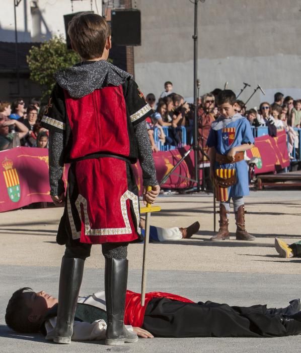 Un centenar de chavales, integrantes de las comparsas de San Vicente, celebran por segundo año la Embajada Infantil a las puertas del Castillo.