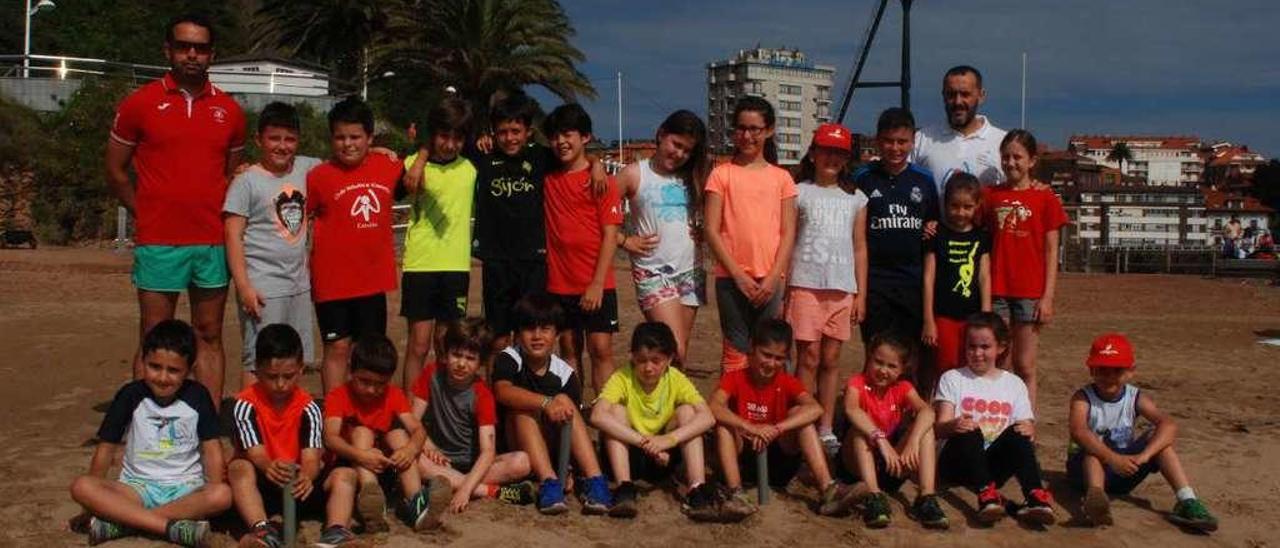 Foto de familia de los participantes en el campus y sus monitores.