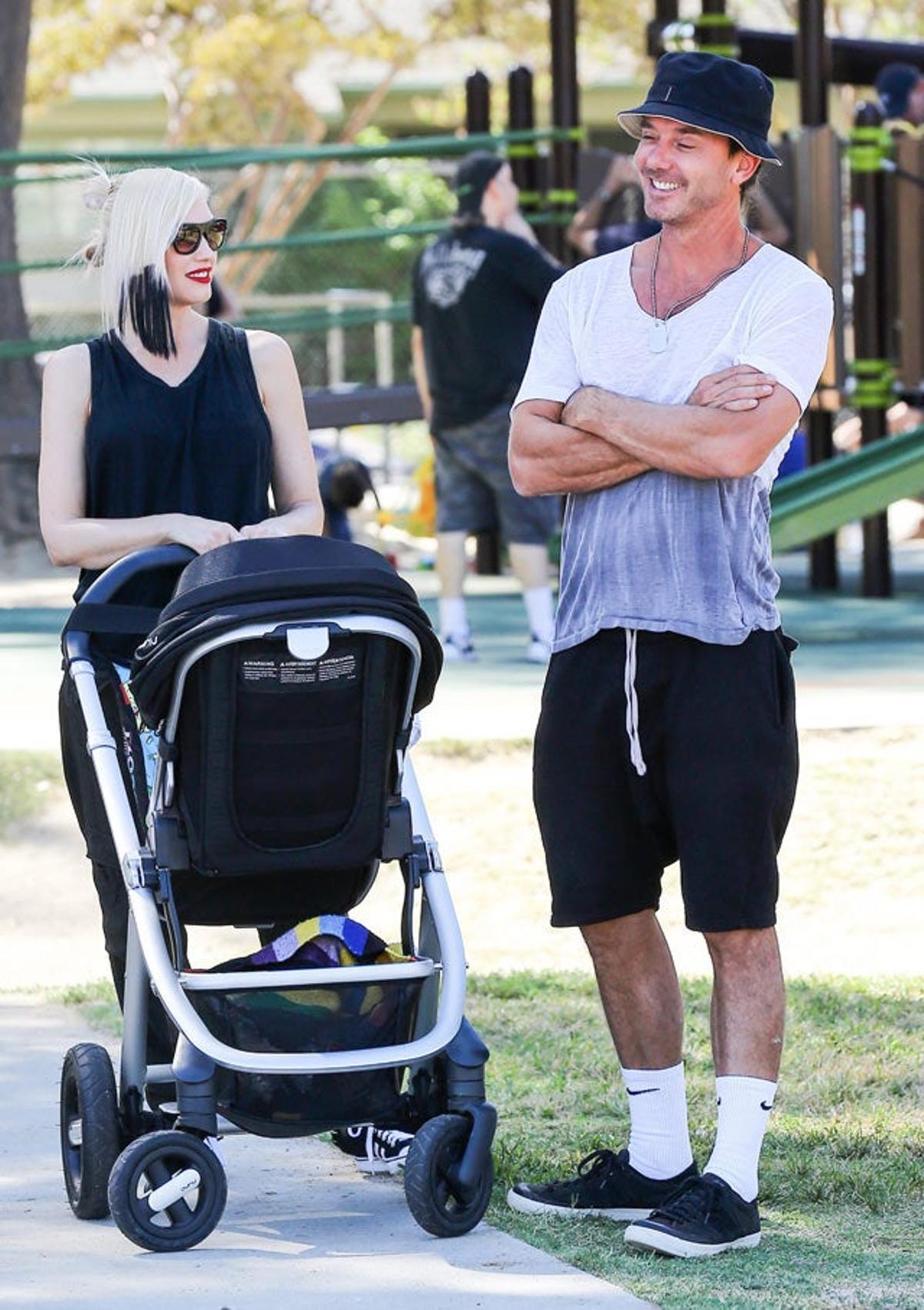 Gwen Stefani, Apollo en la sillita y Gavin Rossdale