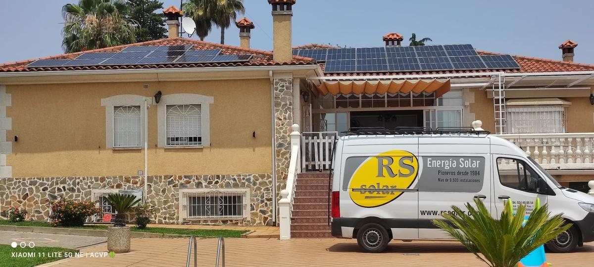 Instalación de placas fotovoltaicas en una vivienda individual.