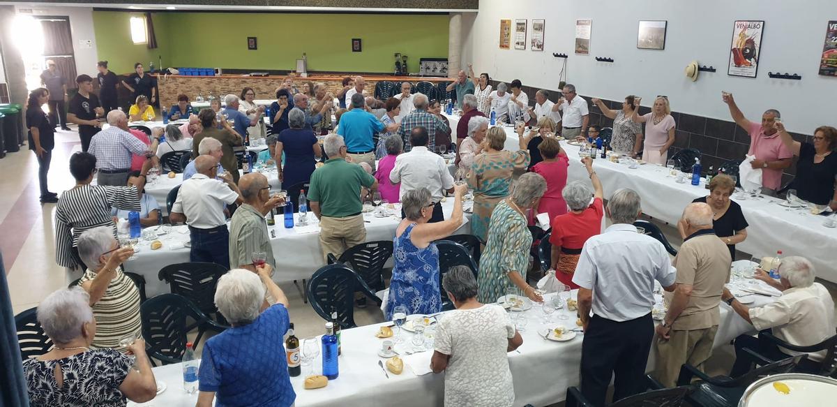 La asociación de jubilados de Venialbo honran a San joaquín y Santa Ana