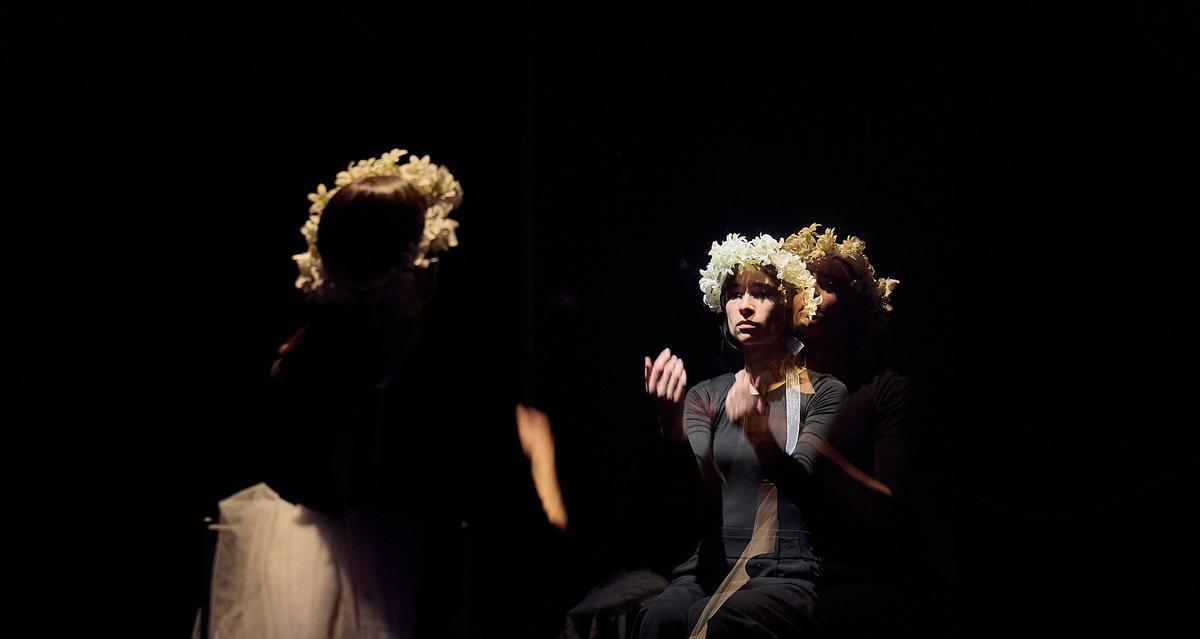 Mari López y Emma Vallejo, en 'Grito, boda y sangre'.