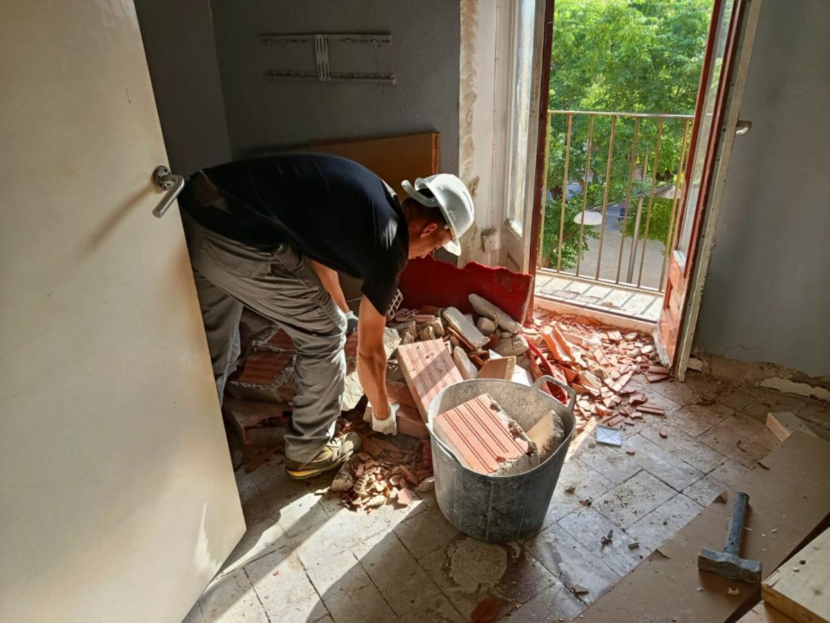 Un operari treballant en les obres, ara paralitzades.