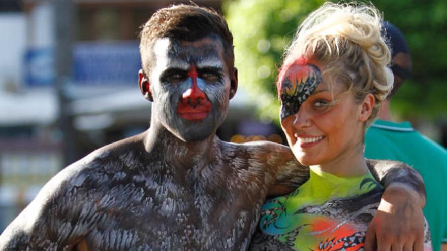 Un chico maquillado como &#039;Raikiki&#039; y una chica que se ha pintado el cuerpo entero