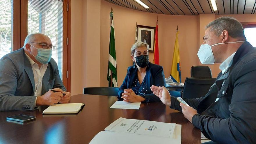 La alcaldesa, Ana Hernández, el concejal de Deportes, Mario Ramírez, y el director general de Deportes del Gobierno de Canarias, Manuel López.