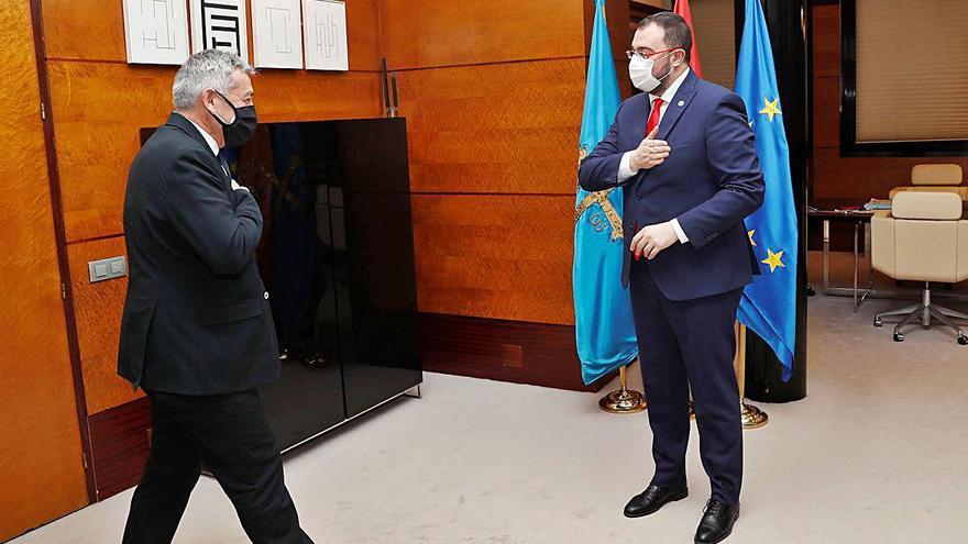 Adrián Barbón recibe al rector, Santiago García Granda.