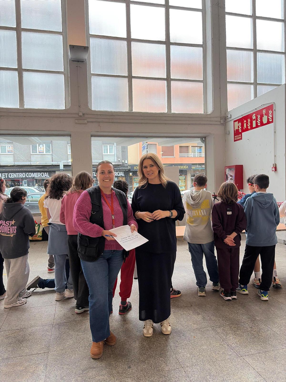 Por la izquierda, Ainhoa Fernández, de la empresa organizadora, y la edil Eva Iglesias