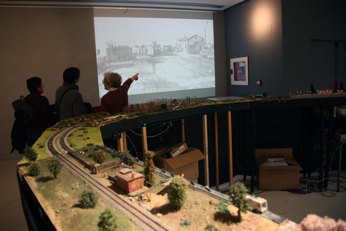 Maqueta del ferrocarril Alcoy-Gandia y proyección de una fotografía antigua de la estación de Muro en sus años de servicio.