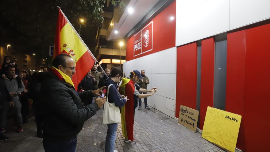 La convocatoria contra la amnistía frente a la sede del PSOE de Córdoba mengua mientras Sánchez cierra su investidura