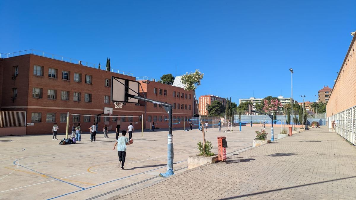 El patio de centro, sin zonas de sombra, una de las principales carencias que denuncia el profesorado