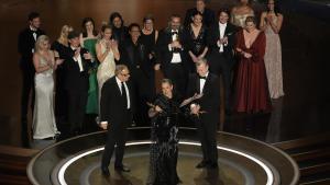 El elenco y el equipo de Oppenheimer recogen el premio a la mejor película