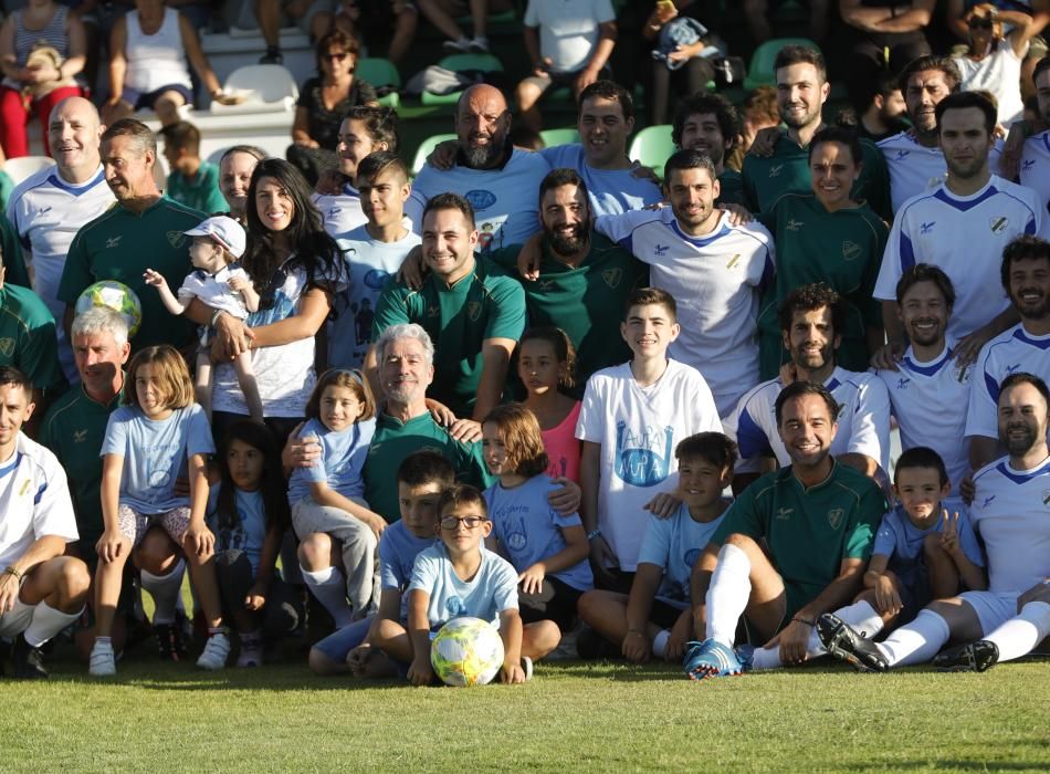 Ambientazo en O Vao durante el partido solidario a favor de la asociación, que reunió a más de 400 espectadores.