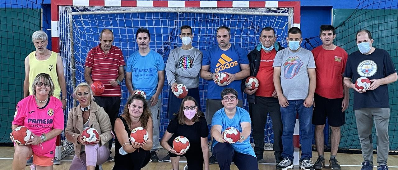 El grupo de balonmano inclusivo que se ha formado en Castelló hace pocas semanas posa después de completar su primer entrenamiento en la capital de la Plana.