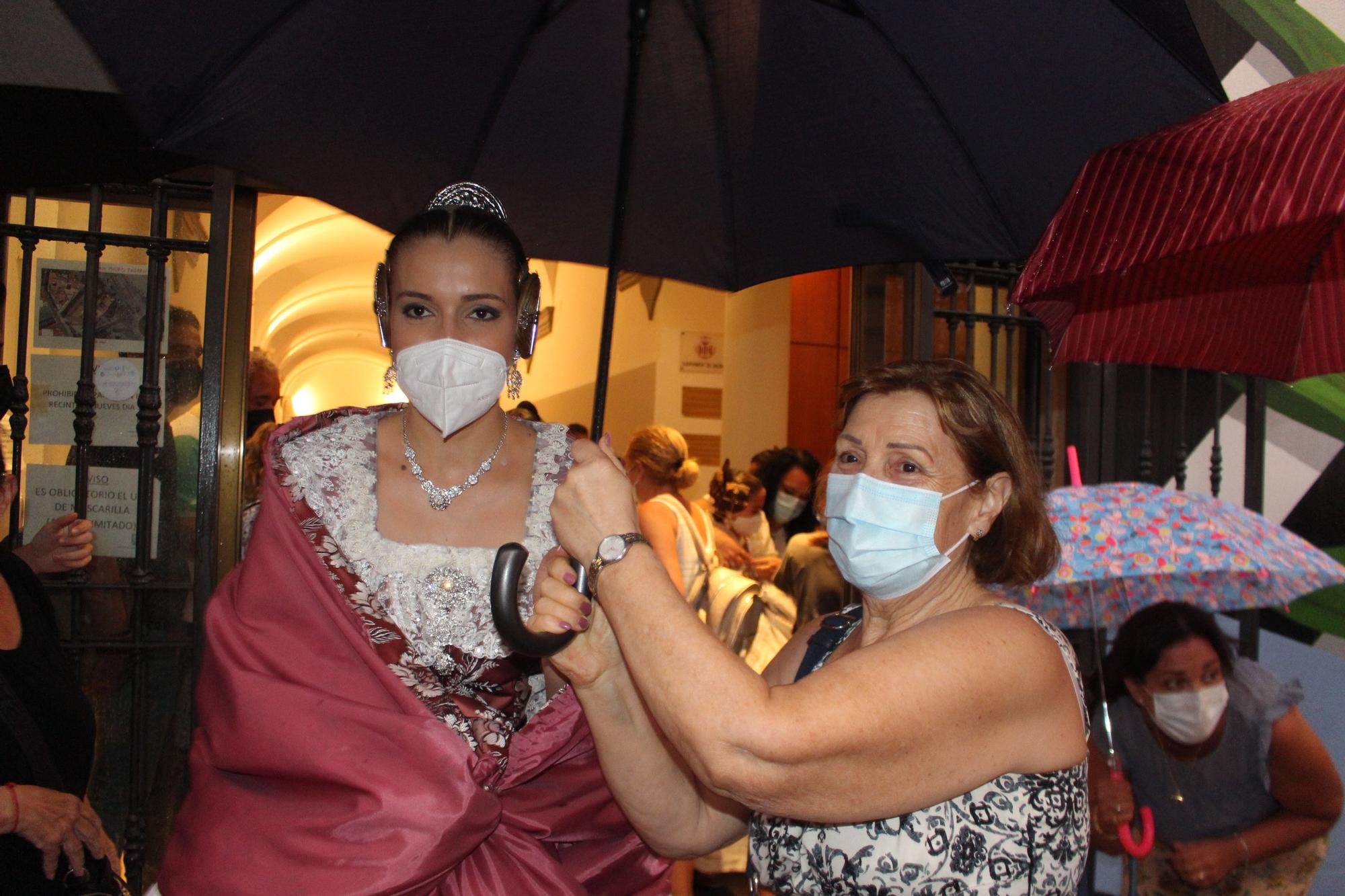 La lluvia irrumpe en la presentación de las candidatas a Falleras Mayores de València 2022