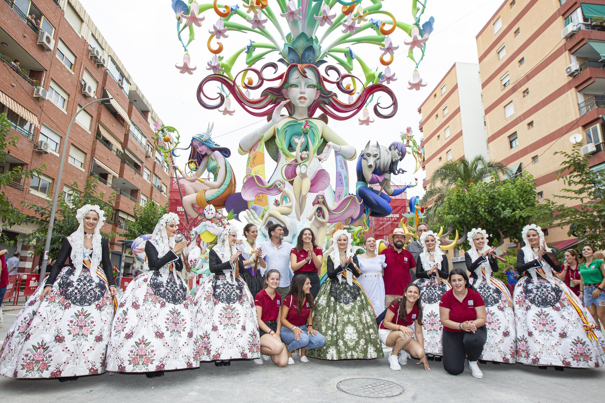 Detalles y celebracion de la hoguera Florida Portazgo, de Pere Baenas, ganadora de la Especial