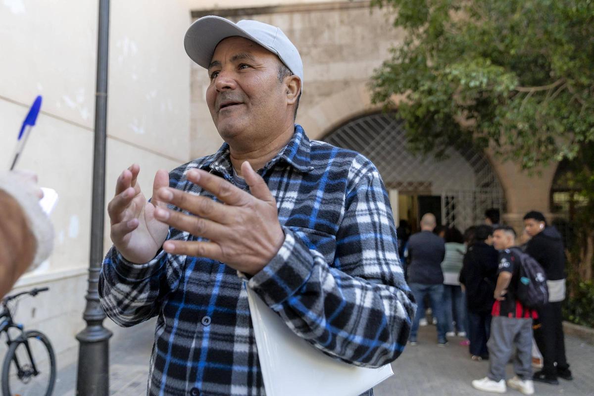 Outaleb Hssaine asistió esperanzado al asesoramiento grupal de Càritas.