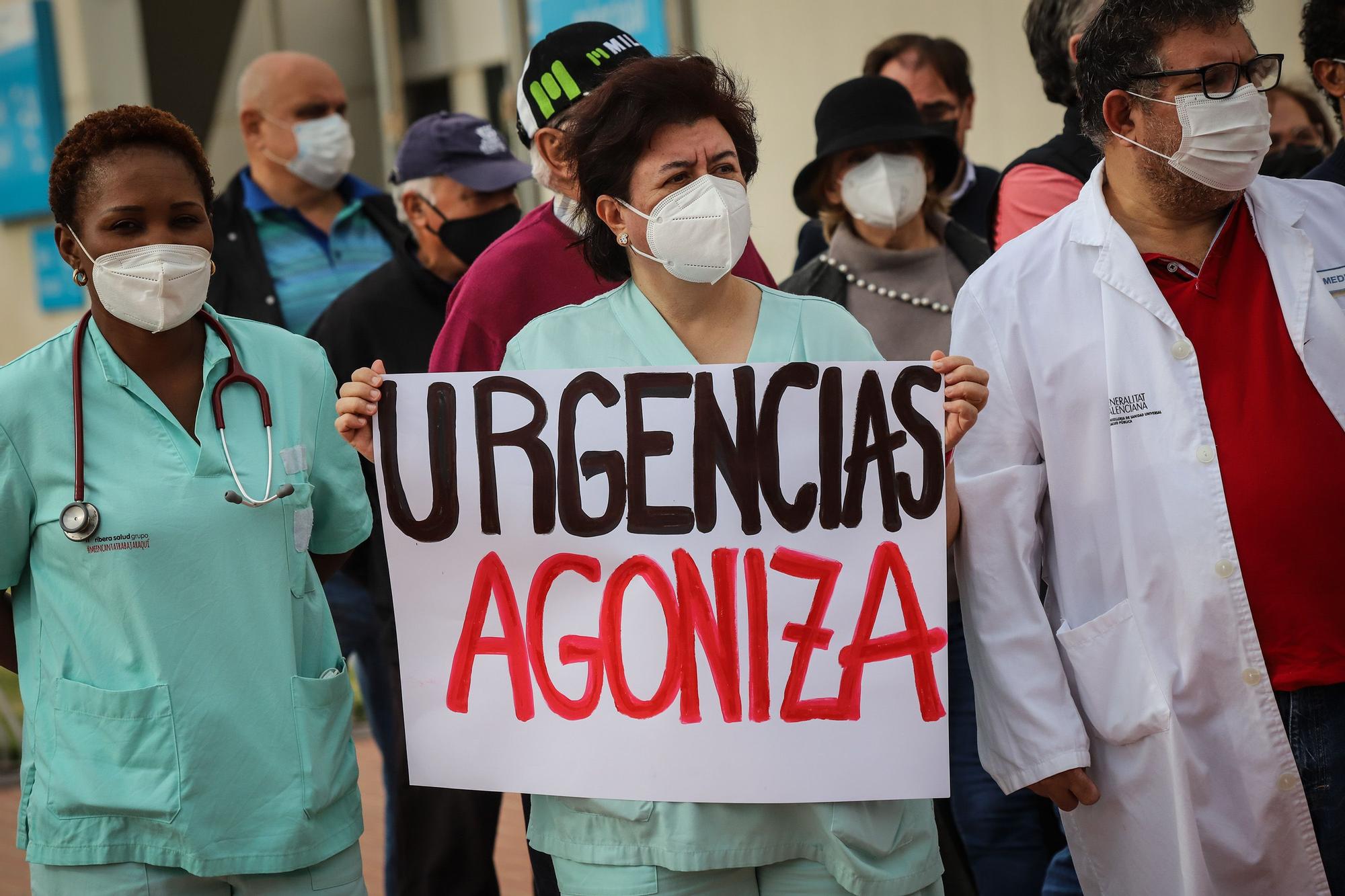 Protesta de los médicos sin MIR a las puertas del Hospital Universitario de Torrevieja