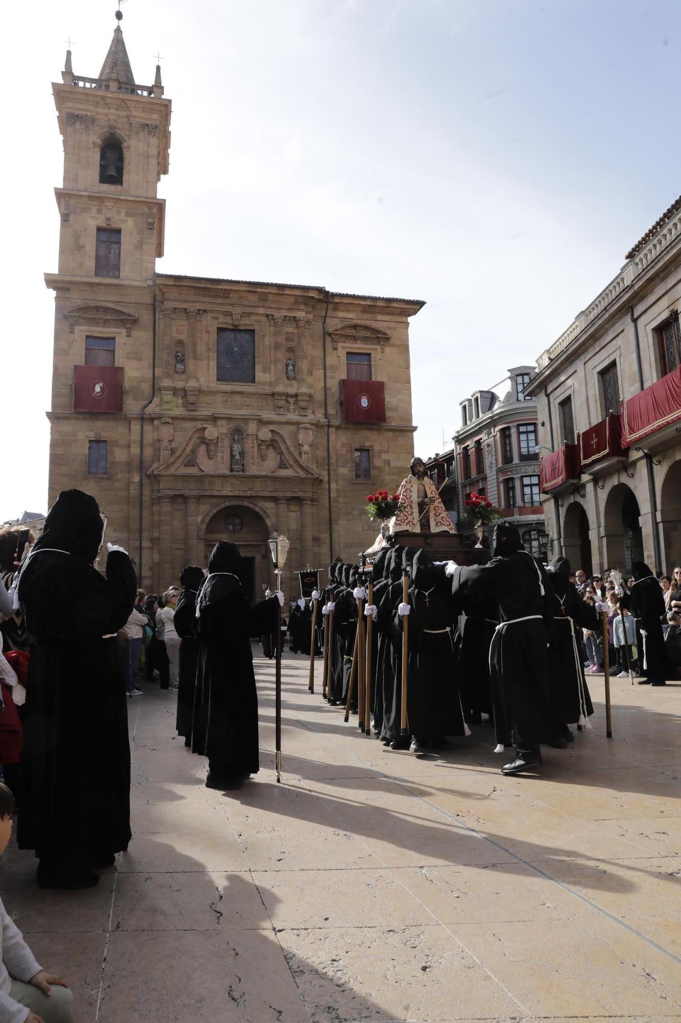 La procesión intergeneracional del Santo Entierro emociona Oviedo