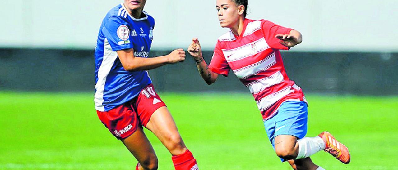 La tinerfeña Pañu, a la izquierda, trata de salir de la presión de una futbolista del Granada CF.