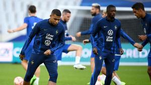 Dembélé, en el entrenamiento de la selección francesa junto a Mbappé.