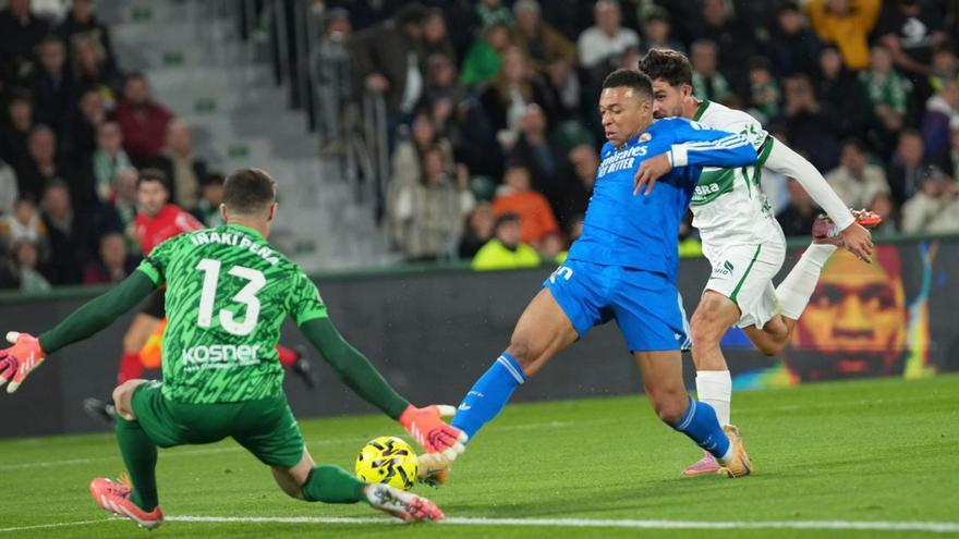 Mbappé dispara ante Iñaki Pena, ayer en Elche. |  Alberto Saiz/AP