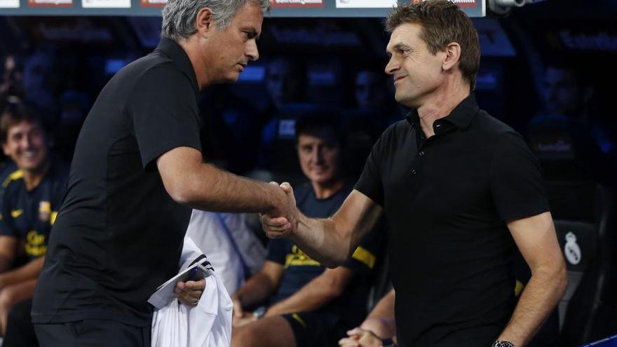 Mourinho y Vilanova se saludan en un partido en el Bernabéu en 2012.