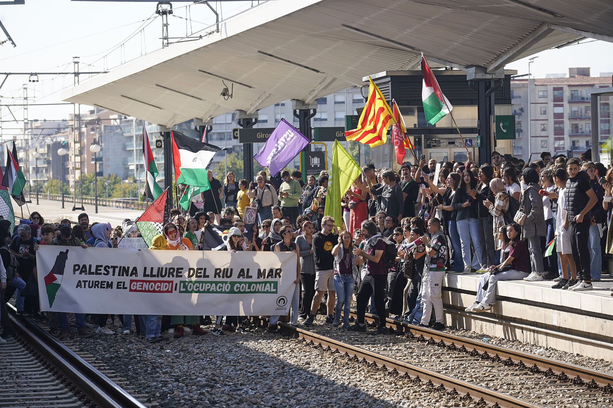 Girona estació tren convencional vies tallades manifestació propalestina intersindical