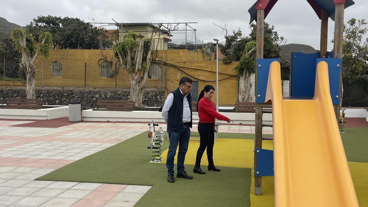 Visita del alcalde y la concejala de obras públicas a la plaza rehabilitada