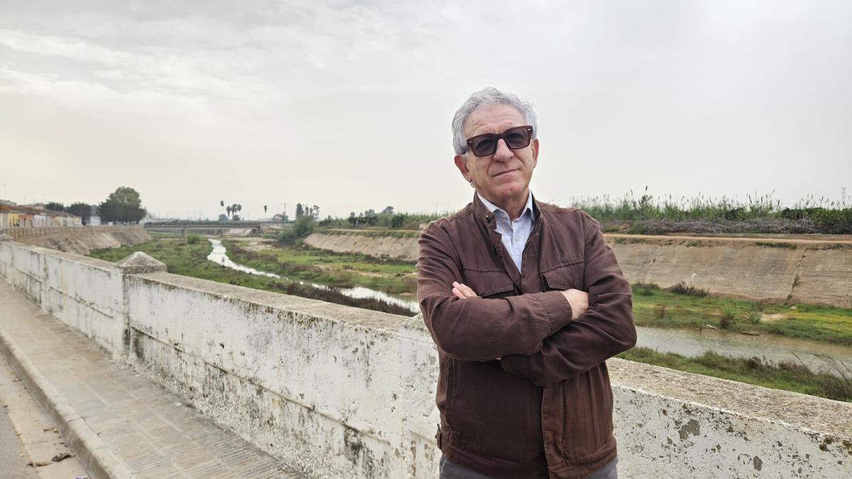 Xavier Machí, frente al río Magro, a su paso por el Raval de Algemesí.