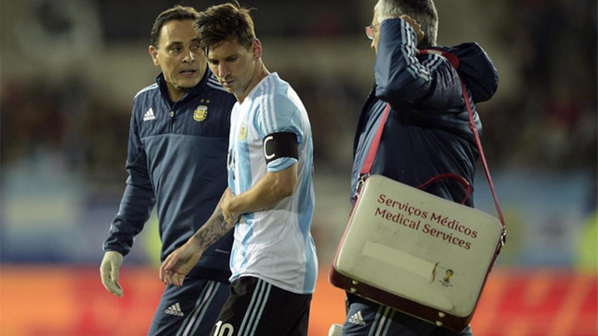 Leo Messi es atendido durante el primer partido de Argentina en la Copa América
