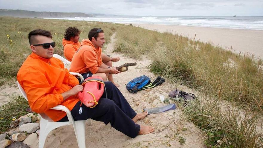 Socorristas en la playa de Xagó.