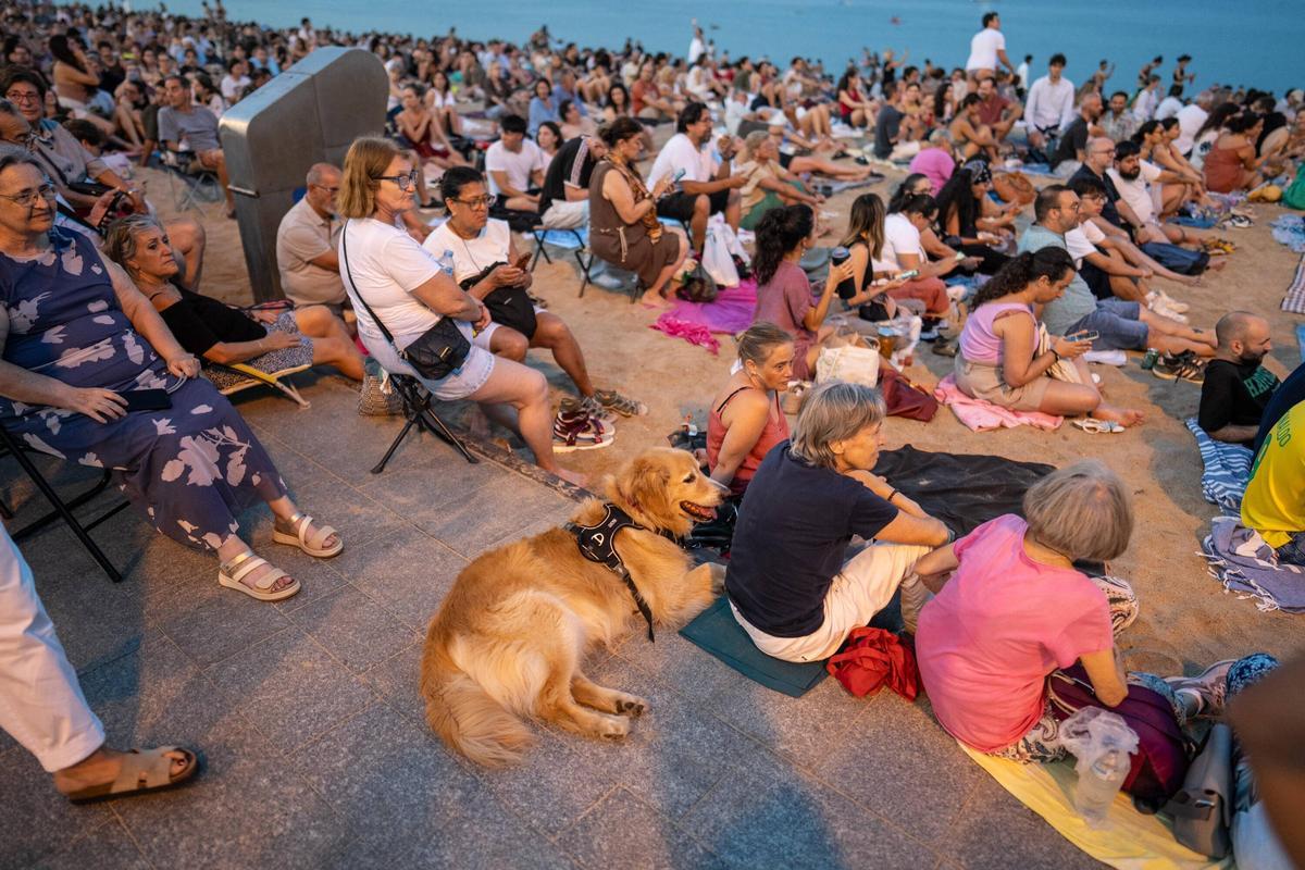 Gran Gala de Ópera de Clàssica a la Platja desde la playa de Sant Sebastià durante el concierto gratuito del Gran Teatre del Liceu