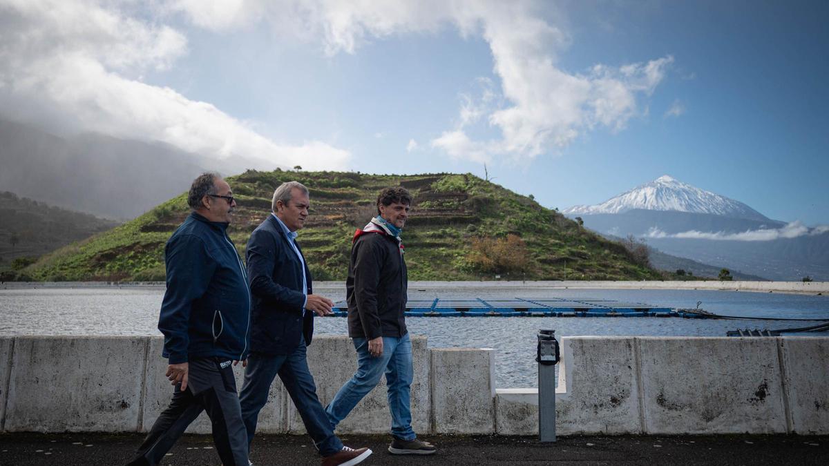 El consejero de Sector Primario, Valentín Gonález, en el centro, durante la visita a una balsa de las 21 que forman la red insular.
