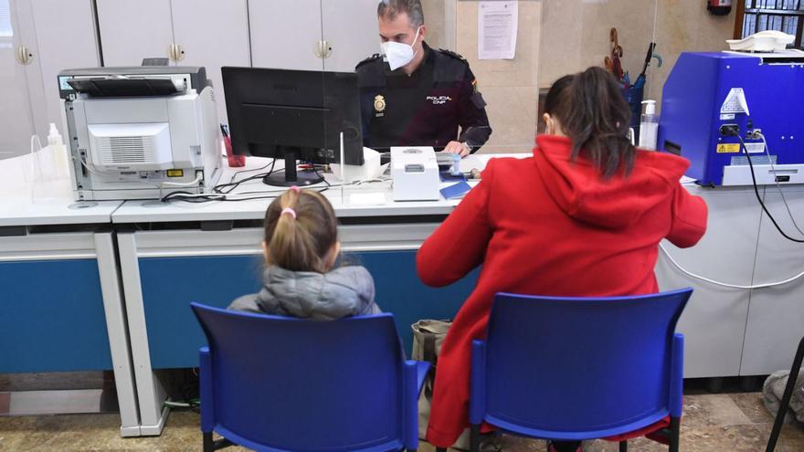 Una mujer realiza los trámites de solicitud de protección internacional en A Coruña. |   // CARLOS PARDELLAS