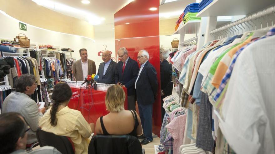 Participantes en la presentación de la primera tienda de Cáritas en A Coruña