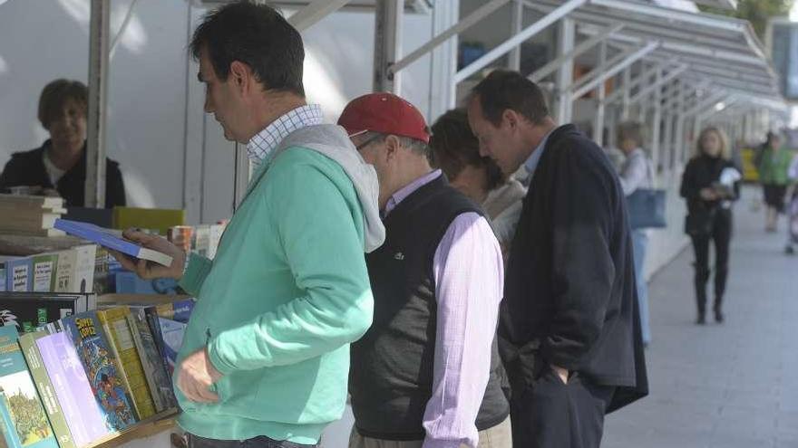 Uno de los puestos situados en la anterior Festa do Libro, en los jardines de Méndez Núñez. / víctor echave