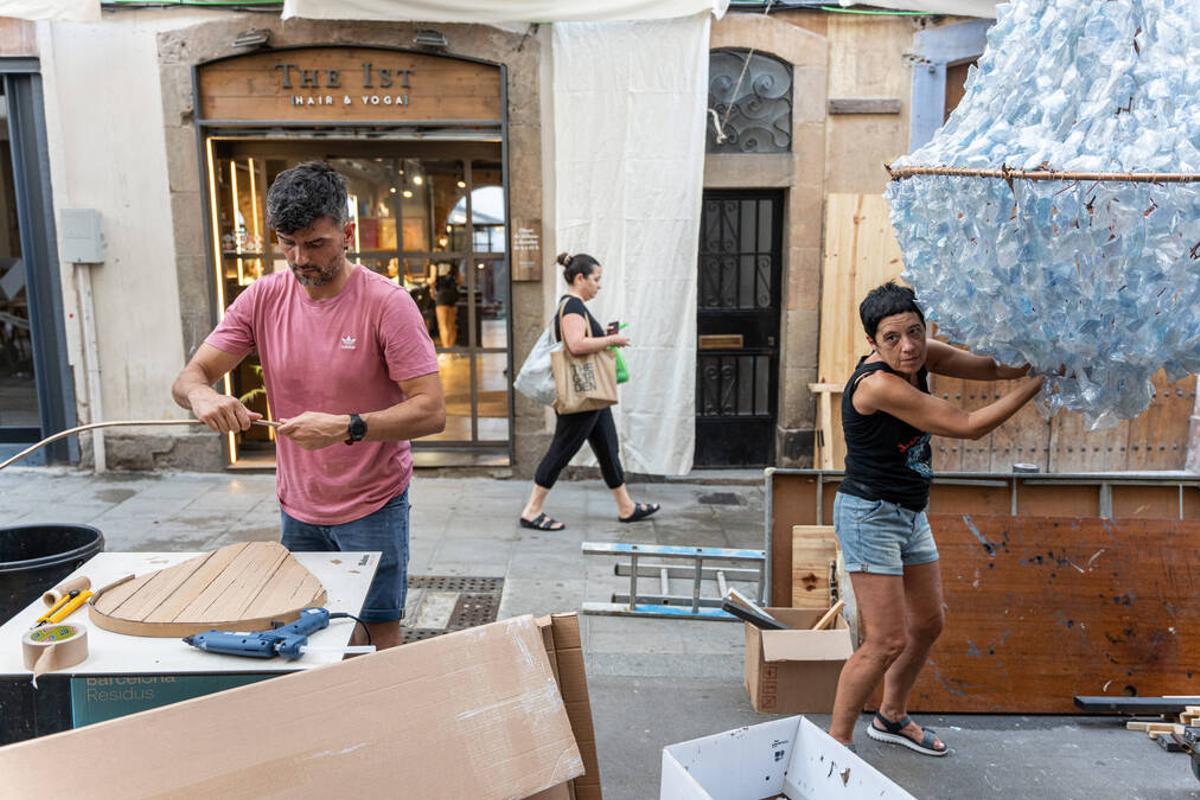 Gràcia ultima las decoraciones de sus calles mientras vigila el cielo por posibles lluvias