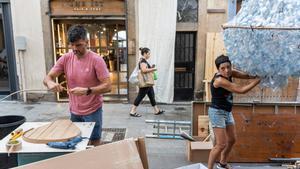 Gràcia ultima las decoraciones de sus calles mientras vigila el cielo por posibles lluvias