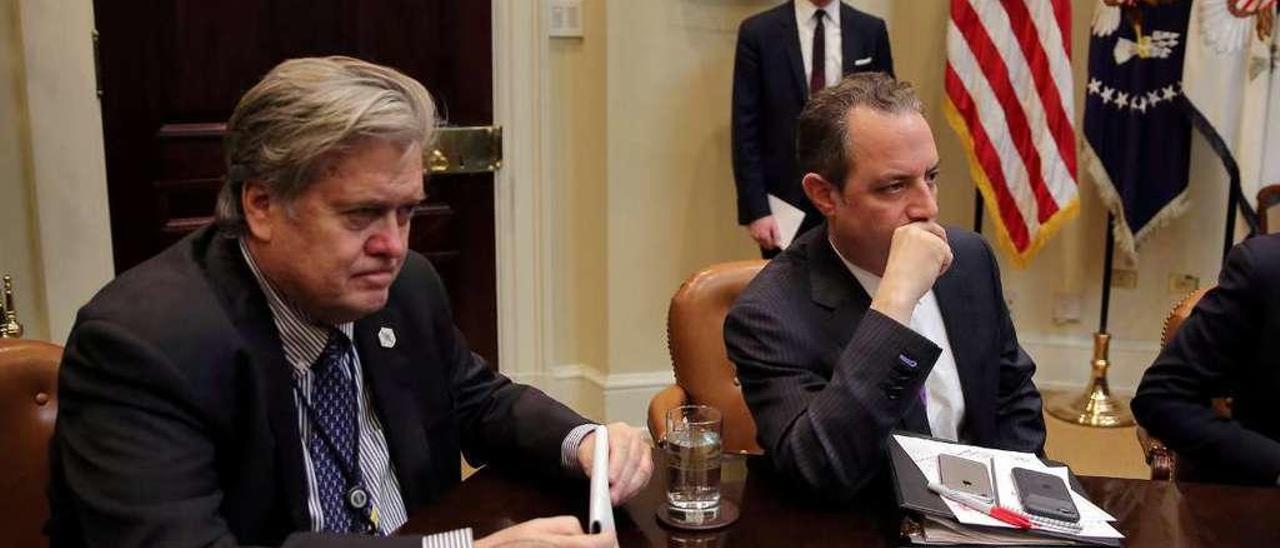 Bannon (izq.), junto al jefe de gabinete, Reince Priebus, en una reunión en la Casa Blanca, este jueves. // Reuters