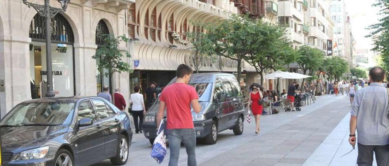 La calle peatonal del Paseo, en al que conviven vehículos aparcados y terrazas sin que se actúe por parte del Concello. // Iñaki Osorio