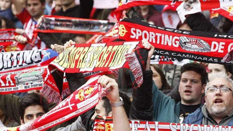 Un grupo de aficionados del Sporting anima al equipo el pasado domingo en El Molinón.