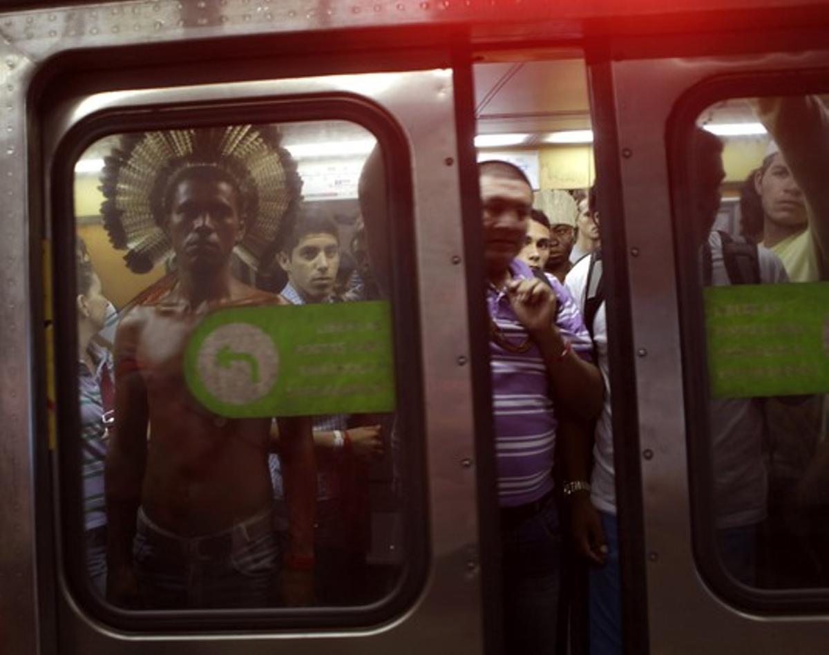 Un indígena en el metro de Río de Janeiro.
