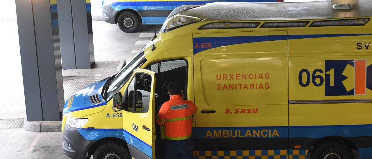 Ambulancias en el acceso al Servicio de Urgencias del Hospital Universitario (Chuac).