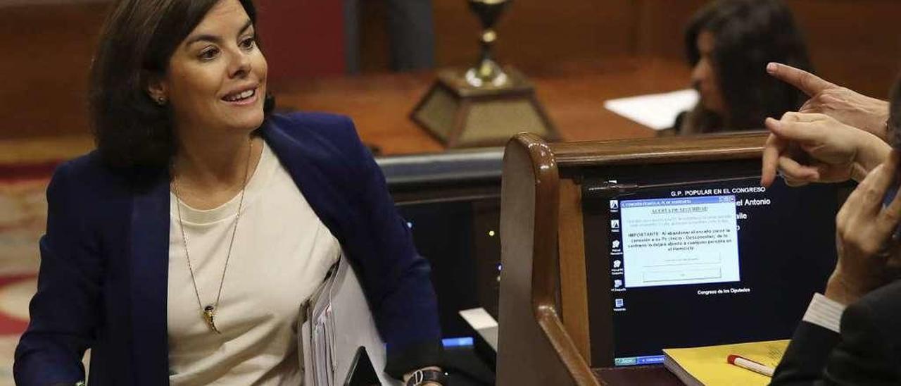 La vicepresidenta del Gobierno, Soraya Sáenz de Santamaría, ayer, en el Congreso. // Efe