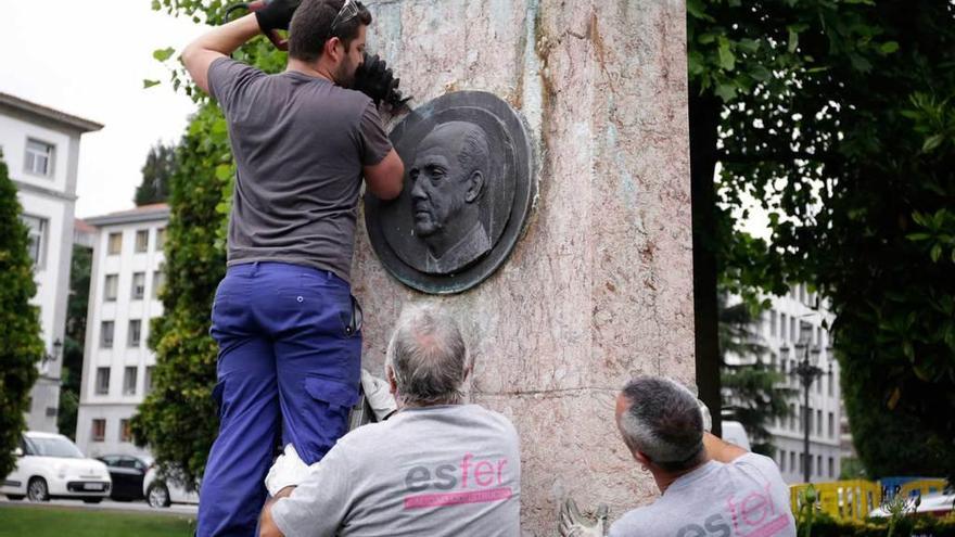 Retirada del medallón de Franco de la Plaza de España, el pasado año.