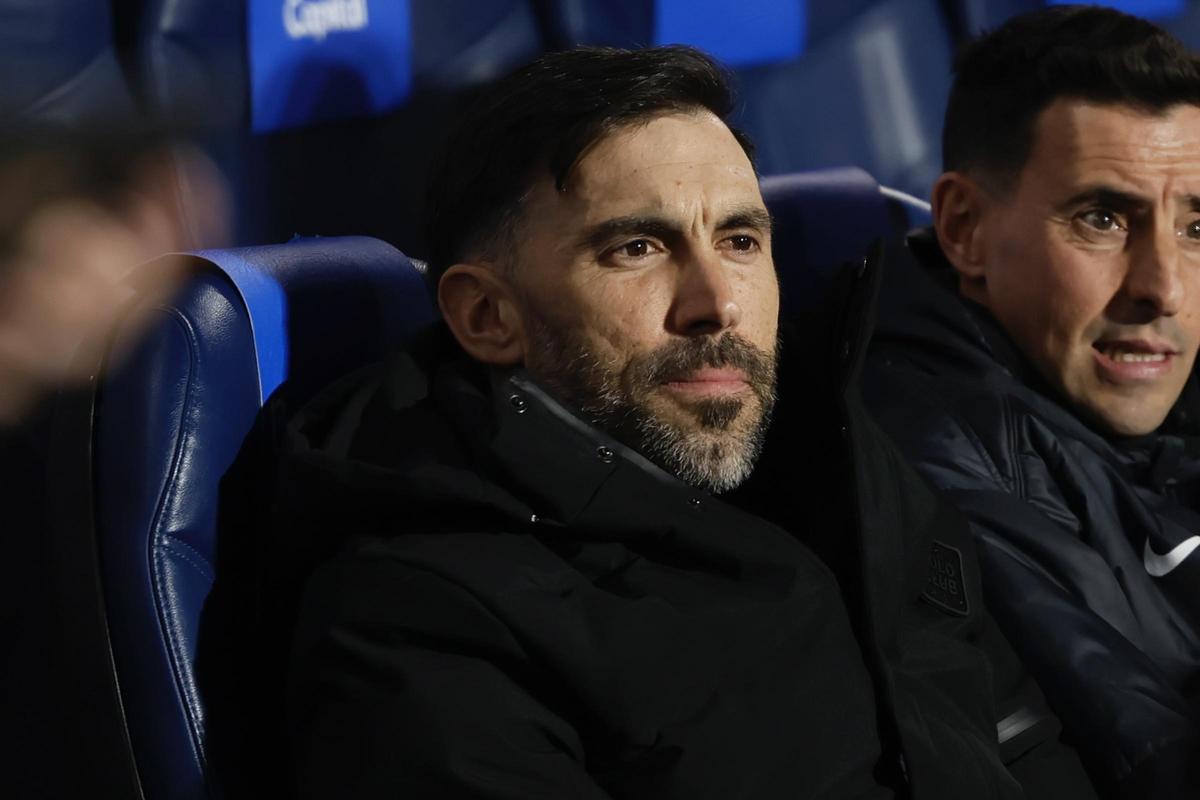 Eder Sarabia, entrenador del Elche, en el banquillo del Reale Arena