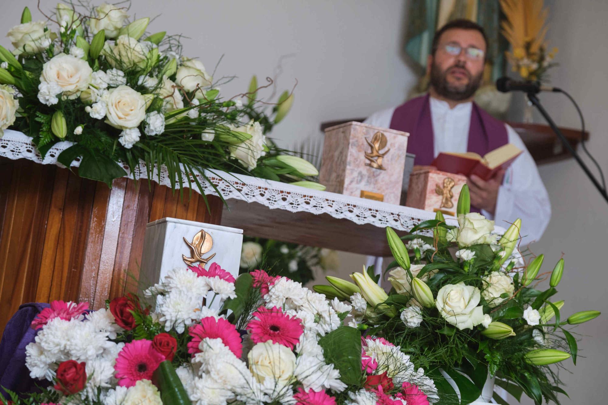 Entierro de los restos recuperados del físico Blas Cabrera Felipe en el cementerio de San Luis, La Laguna
