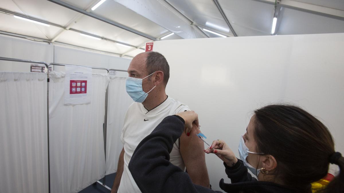 Un hombre se vacuna en el Hospital Doctor Balmis de Alicante este pasado diciembre