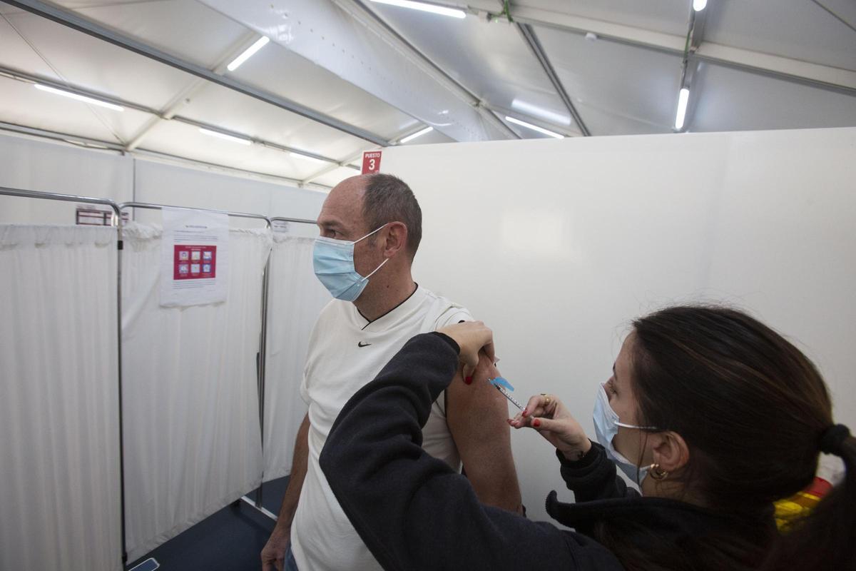 Un hombre se vacuna en el Hospital Doctor Balmis de Alicante este pasado diciembre.