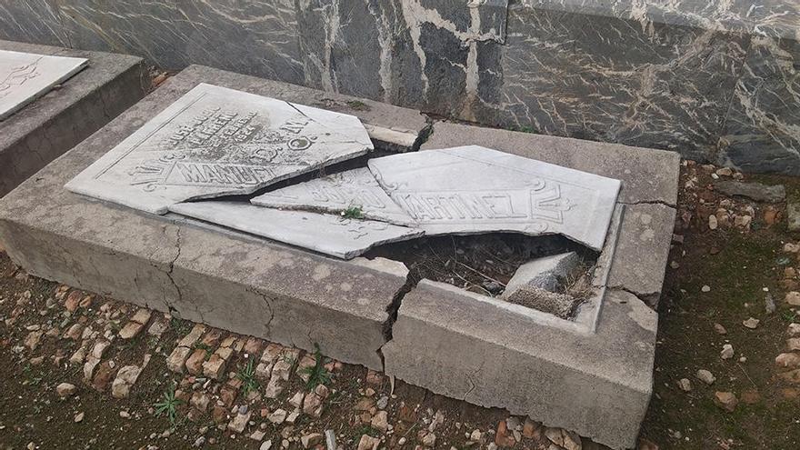 Imagen de una tumba con la lápida rota en el cementerio de Nuestro Padre Jesús.